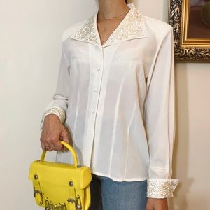 Bloques with cuff detail. Perfect with jeans, for an elevated look.